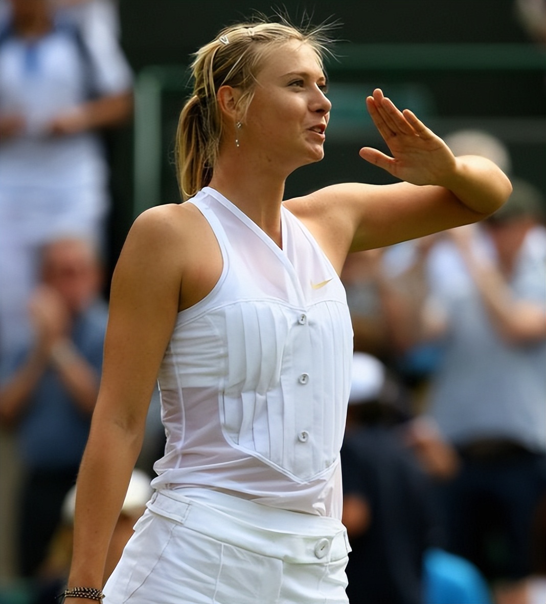 开云-莎拉波娃在阿森纳比赛中重返赛场，刷新纪录引发热议！再创辉煌时刻(阿森纳比赛回放)